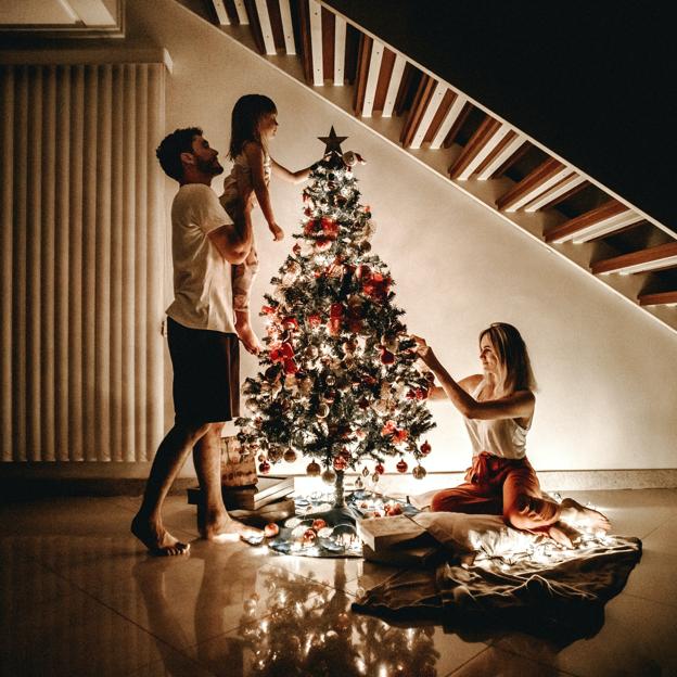 Las curiosas historias de los adornos de Navidad con los que decoras tu casa: del árbol y el Elfo de la Navidad al calendario de Adviento