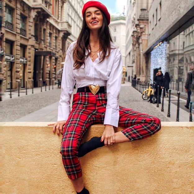 Los pantalones de cuadros calentitos y sofisticados con los que vas a transformar tus looks de oficina en invierno son estos low cost de Uterqüe