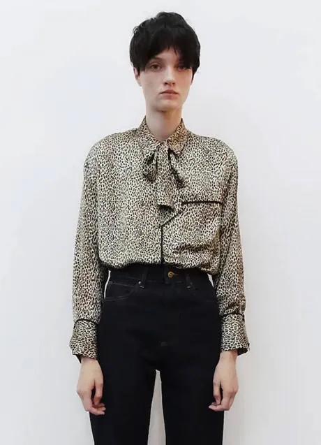 La camisa con animal print made in Spain más elegante y rejuvenecedora (y una alternativa low cost) | Mujer