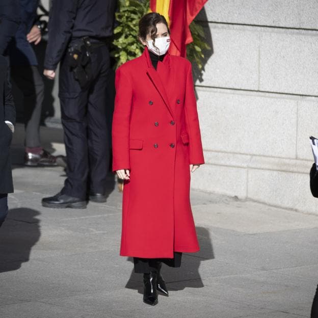 abrigo de de Isabel Díaz Ayuso en el Día de la Constitución: triunfa uniéndose al color favorito de la Reina Letizia con un look y fácil que favorece muchísimo