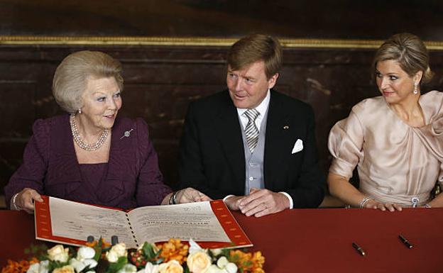La reina abdicó convirtiéndose en Su Alteza Real la Princesa Beatriz de los Países Bajos.