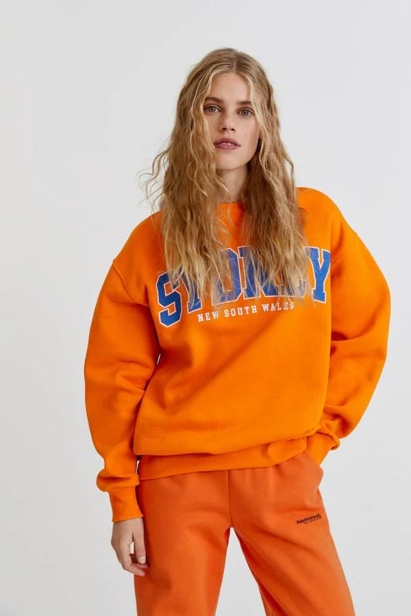 En sudadera o jersey de punto, la prenda que va a transformar tus looks esta temporada es de color naranja | Mujer Hoy