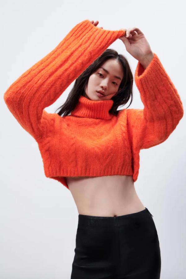 Sudadera o jersey en naranja, la prenda que va a transformar tus looks