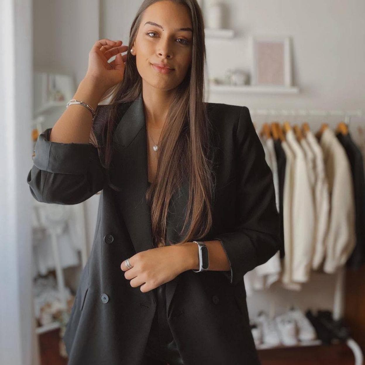 Mitones Perder la paciencia Goteo El último gran éxito de Zara es una blazer negra con la que conseguirás un  look súper estiloso (y ya está casi agotada) | Mujer Hoy