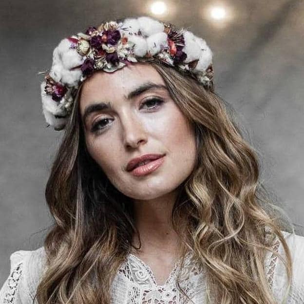 Los peinados que llevarán novias más estilosas de 2022 y qué tocado escoger cada caso para realzar el (diadema, horquillas o tiara) | Mujer Hoy