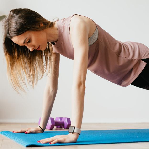 La tabla o phalakasana: la postura de yoga básica que refuerza brazos, tripa y abdominales, y te ayuda a adelgazar