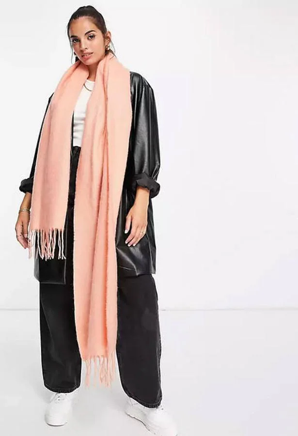 Una bufanda extra larga es accesorio de moda necesitas para transformar por completo tus looks de invierno sencillos | Mujer Hoy