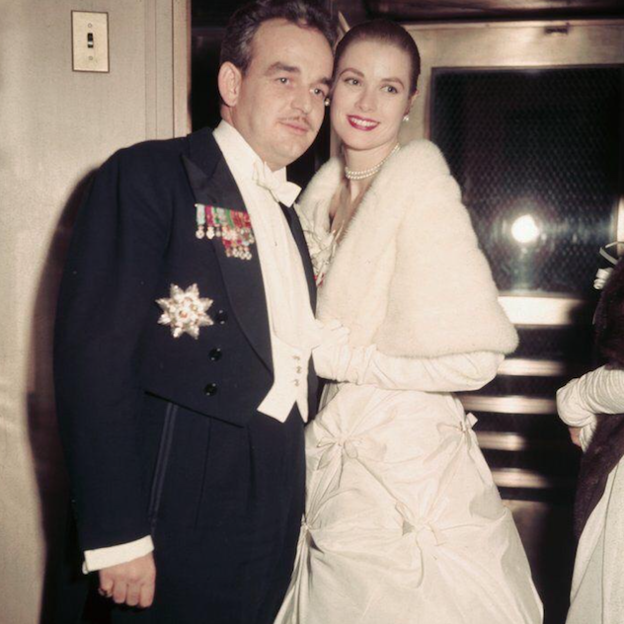 Por qué nos contaron que la boda entre Grace Kelly y Rainiero de Mónaco fue un flechazo de cuento: se debió a una maniobra financiera (de Aristóteles Onassis)