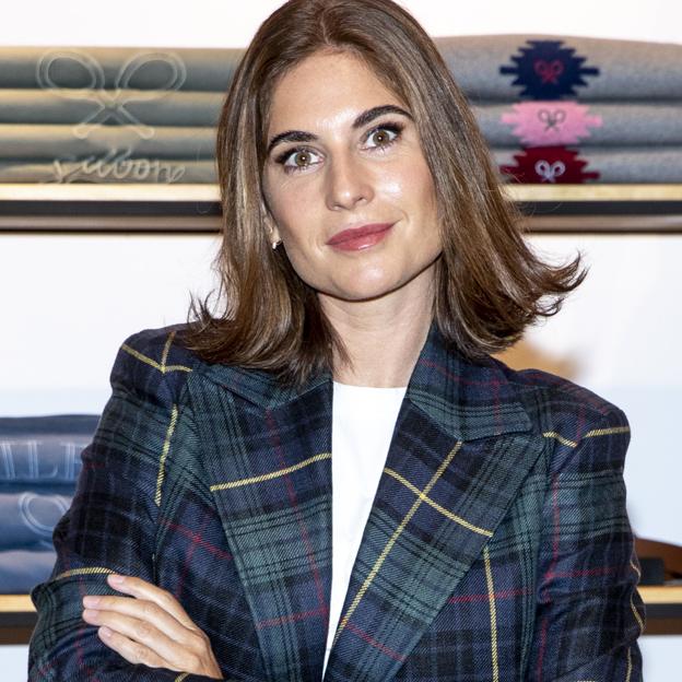 La blazer de cuadros más bonita y favorecedora es una 'made in Spain' con la que ha triunfado Lourdes Montes en Instagram