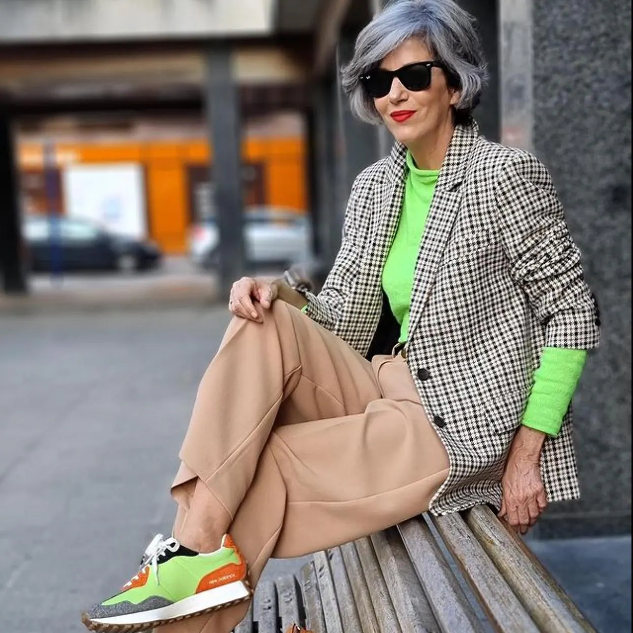 Las zapatillas de moda que se quitan las influencers de más de 50 porque rejuvenecen cualquier look al instante Mujer Hoy
