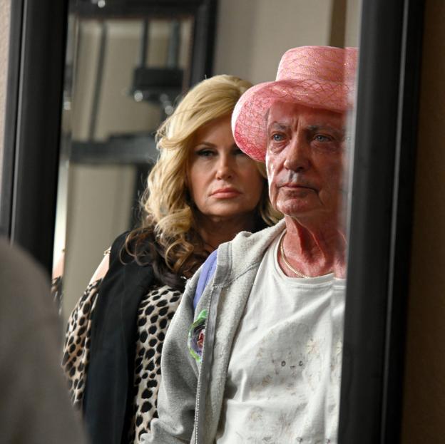 Jennifer Coolidge y Udo Kier en una imagen de Swan Song.