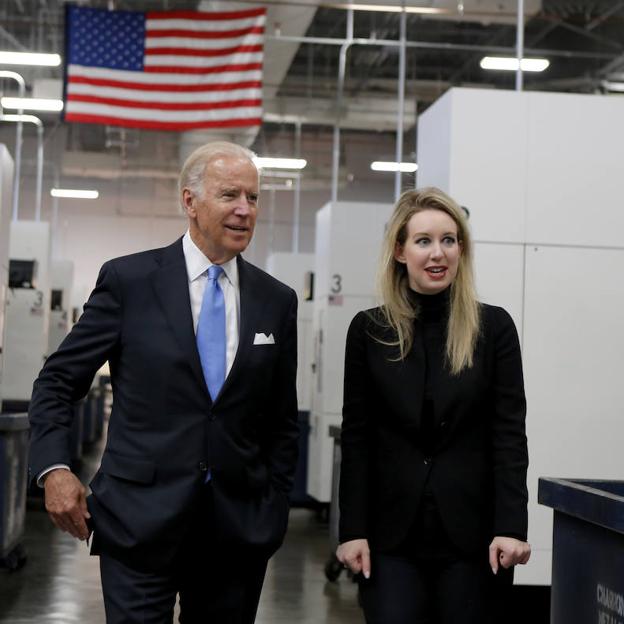 Con el entonces vicepresidente Joe Biden en una visita guiada por Theranos en 2015.