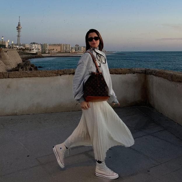 Existe el look con falda midi y sudadera gris que triunfa en la oficina, en  la tendencia y en Instagram | Mujer Hoy