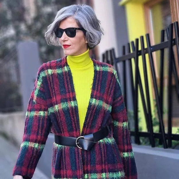 El look con chaqueta de punto larga de cuadros y leggings, cómodo estiloso, a los 50 | Mujer Hoy