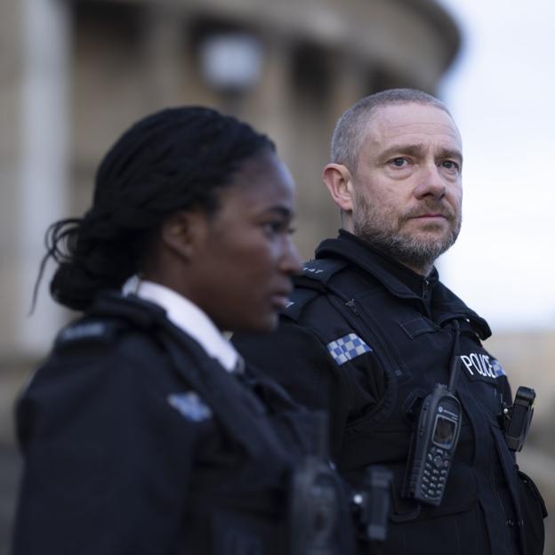 Adelayo Adedayo y Martin Freeman en una imagen de The Responder.