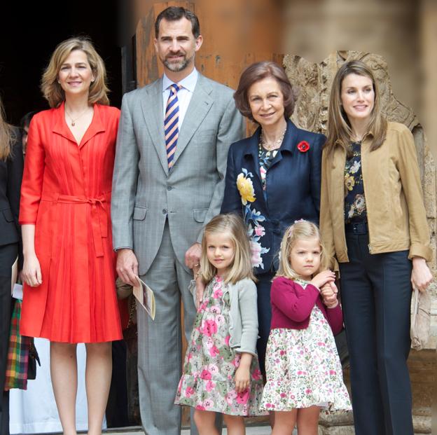 La reina Letizia, cuando todavía se entendíe bien con la familia real. Pincha en la foto para ver los 7 años de Letizia Ortiz como Reina de España en 10 looks. 