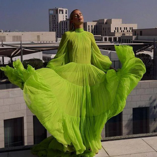 Mujer Ropa de Vestidos de Vestidos maxi informales y veraniegos Vestido largo color salvia TFNC London de Raso de color Verde 