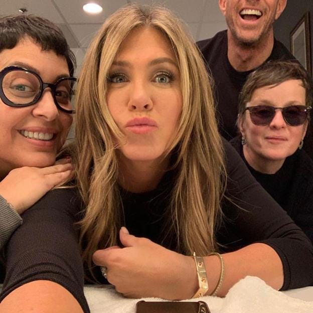 Jennifer Aniston se corta el pelo y se pasa al flequillo cortina que sienta  genial tengas la edad que tengas | Mujer Hoy