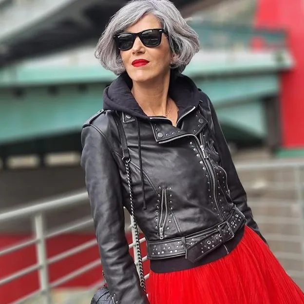 vagón Biblioteca troncal tratar con La falda de tul roja de Zara agotada y una chaqueta negra: el look low cost  que rejuvenece a los 50 y arrasa en Instagram | Mujer Hoy