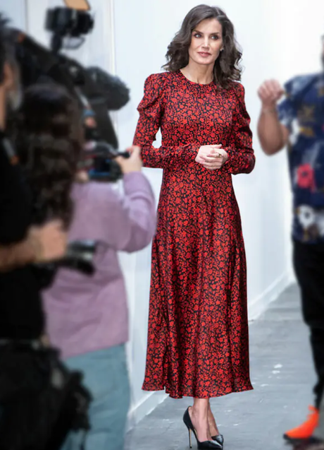 La reina Letizia en ARCO con vestido de flores.