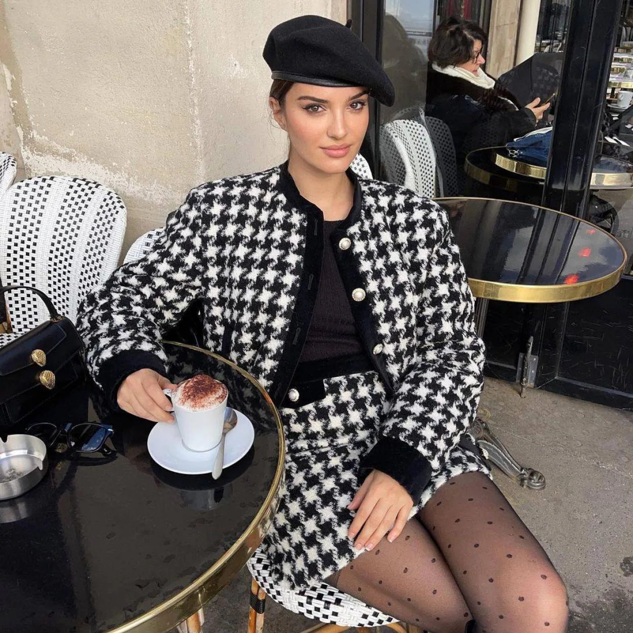 Estos trajes de chaqueta y falda con estampado de pata de gallo o vichy favoritos de las parisinas serán el look de la primavera | Mujer Hoy