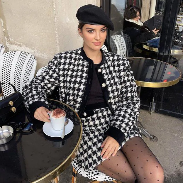 Estos trajes de chaqueta y falda con estampado de pata gallo o vichy favoritos de las parisinas serán el look ganador de la primavera | Mujer Hoy