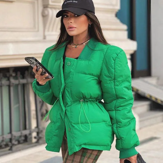 Corte Cenar Borde Acolchado y en color verde: Stradivarius tiene el abrigo perfecto para los  días más fríos y lluviosos de la primavera | Mujer Hoy