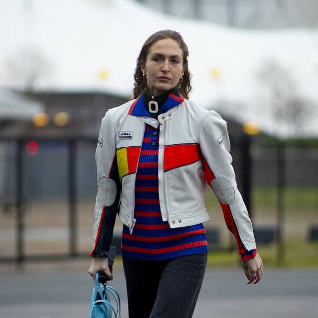 La chaqueta más bonita y original de la temporada es una biker made in Spain que va a mejorar todos tus looks con vaqueros