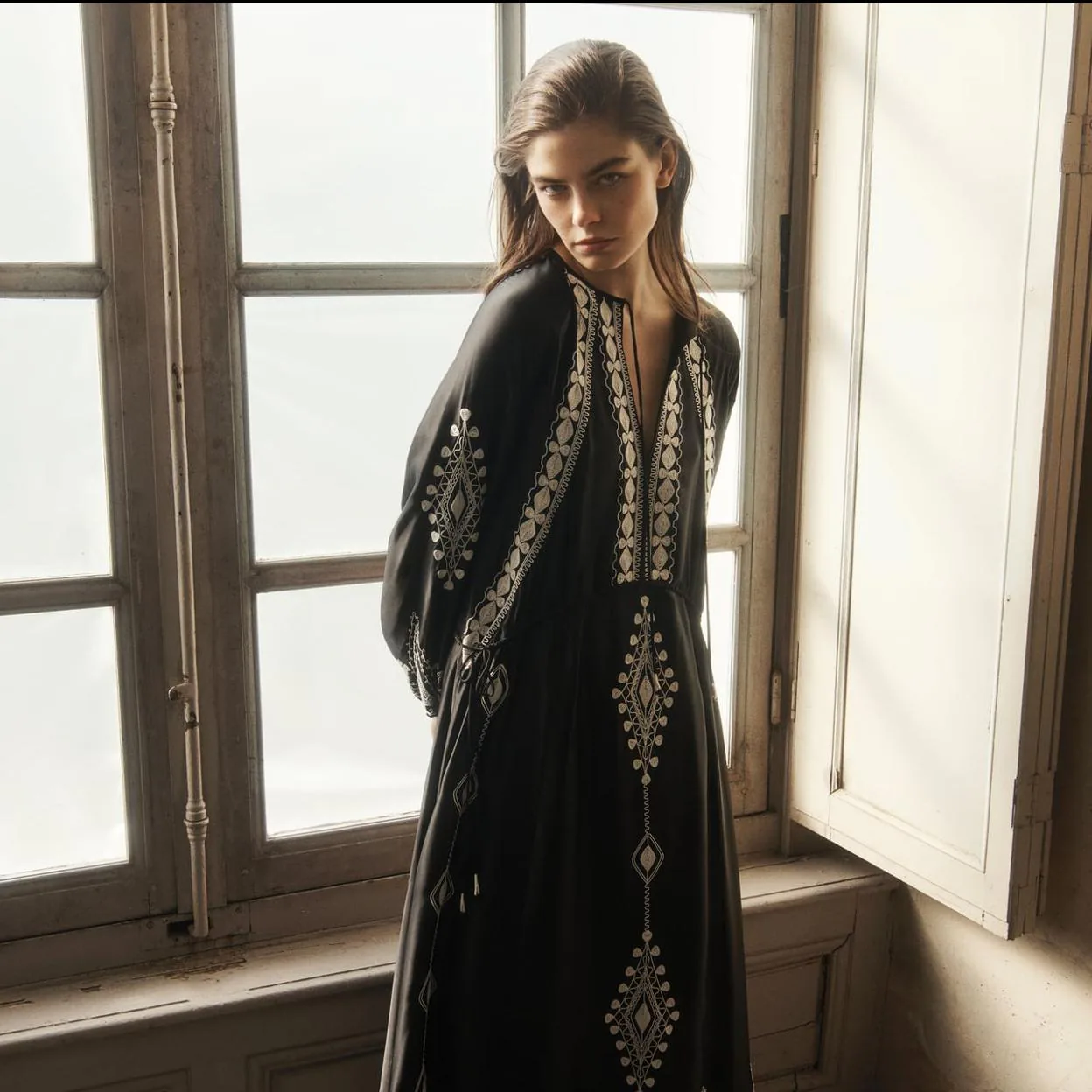 imagen práctico Asombrosamente Este vestido negro con bordados de la nueva colección de Zara será el más  viral esta primavera | Mujer Hoy