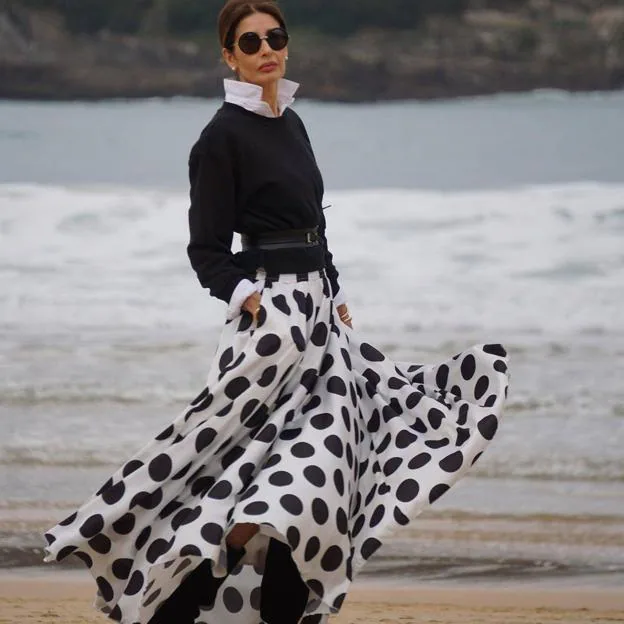 Este look con sudadera negra de Zara y falda de lunares in Spain se lleva botas altas, camisa blanca y te quita 10 años de encima | Mujer Hoy