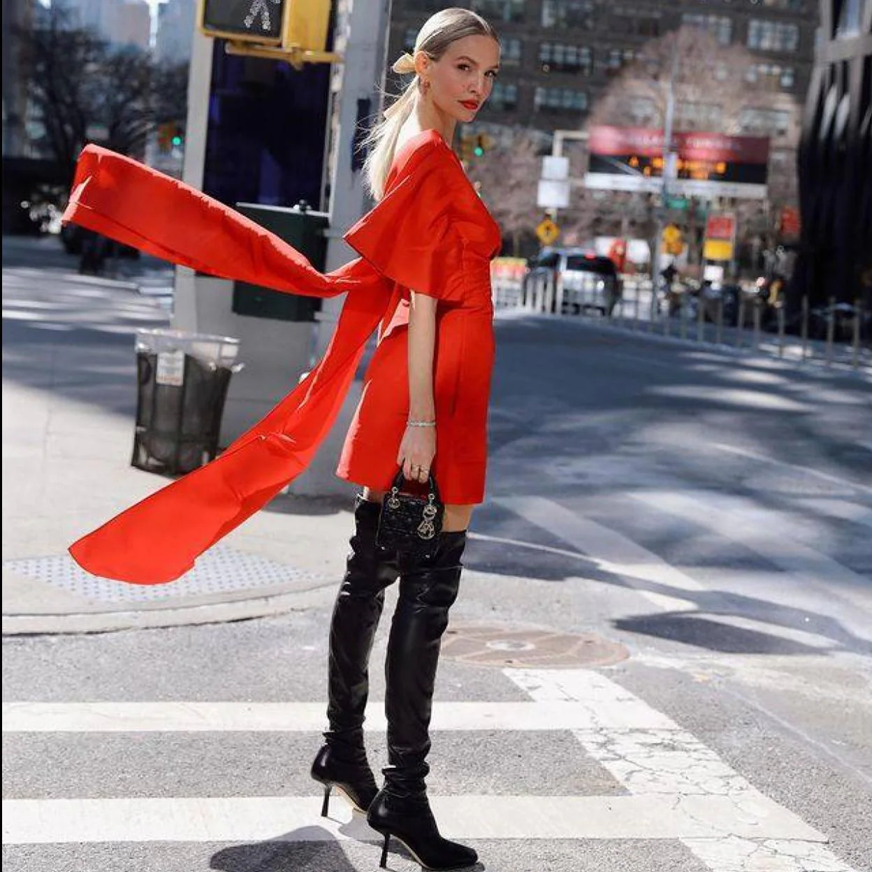 Este vestido rojo low cost que hace tipazo la solución a tus looks más glamurosos y elegantes en ocasión | Mujer Hoy
