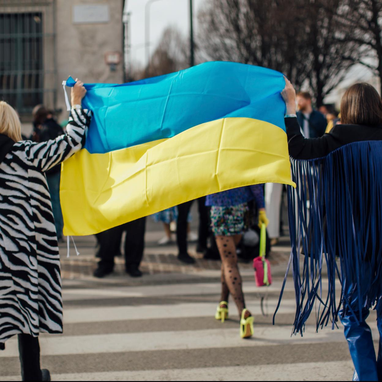 Influencers con la bandera de Ucrania durante la Semana de la Moda de Milán. /imaxtree