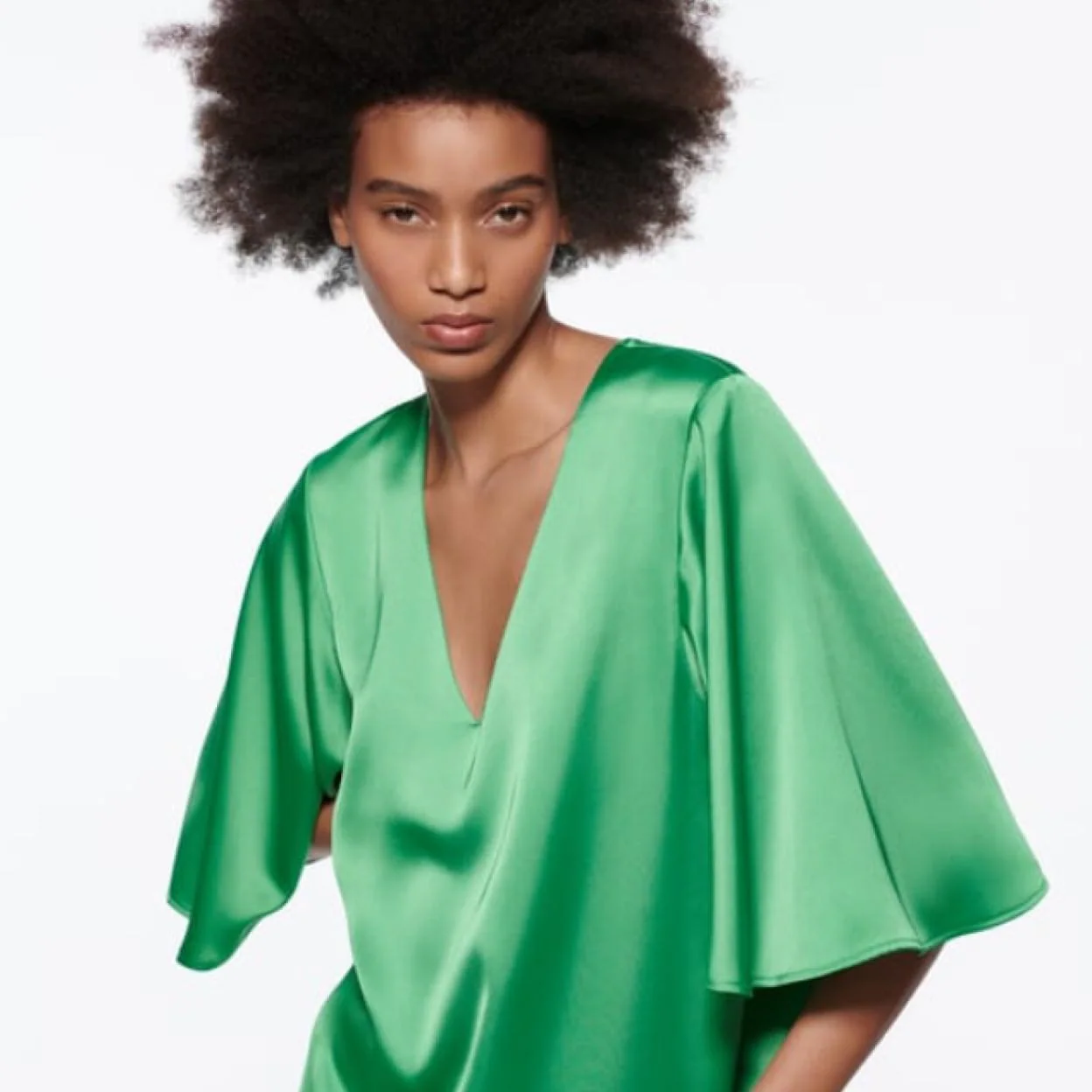 Zara repite con su vestido túnica verde que triunfó en los looks de invitada de 2021 y que y rejuvenece en todos los tipos de cuerpo | Mujer Hoy