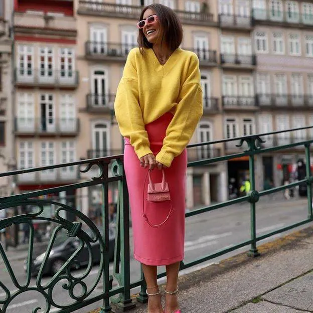 El look elegante y favorecedor que rejuvenece a los 50 es este en rosa y  amarillo ideal para ir a la oficina en primavera | Mujer Hoy