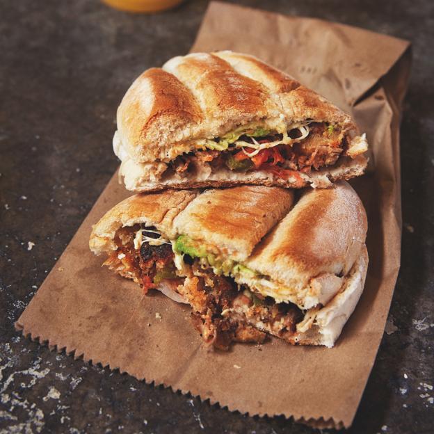 Imagen de la torta milanesa, uno de los bocadillos habituales en la cocina mexicana callejera.