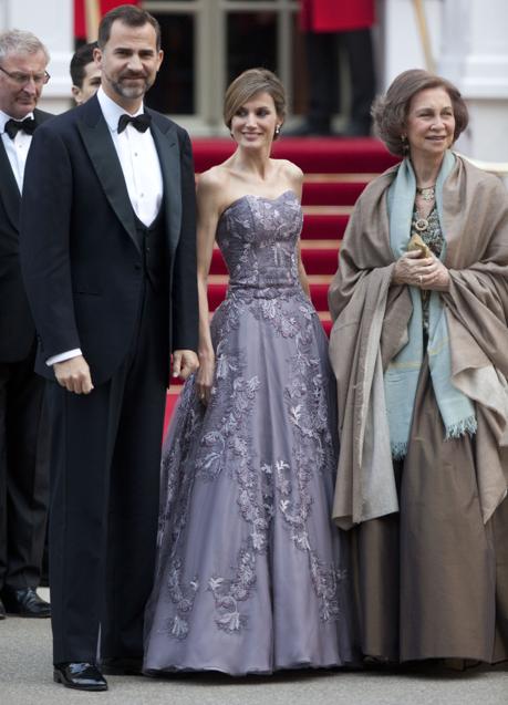 Letizia junto al rey Felipe Vi y la reina Sofía