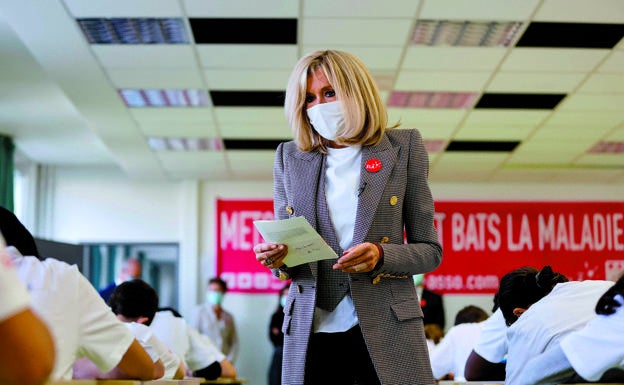 Brigitte Macron dictando a los alumnos de un colegio cerca de Versalles, en octubre de ese mismo año.