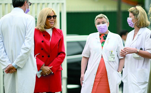 Brigitte Macron en una visita al Gustave Roussy Institute, un centro oncológico con una unidad infantil, al sur de París, en junio de 2020. 