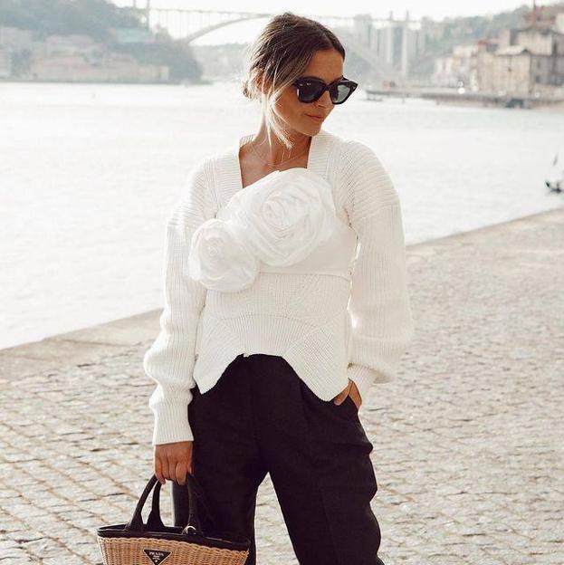 Necesitas este espectacular top con flor de Zara que se ha hecho viral en Instagram para elevar tus looks básicos con camisa, jersey o blazer