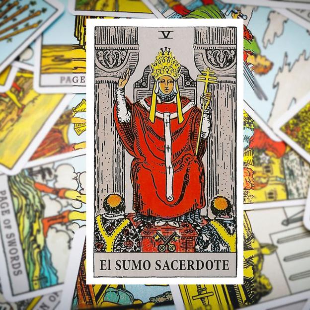 La carta del Tarot de la semana: el Sumo Sacerdote (arcano V) se enfrenta a El Diablo para que triunfes en el trabajo y en el amor (y aprendas a pedir ayuda)