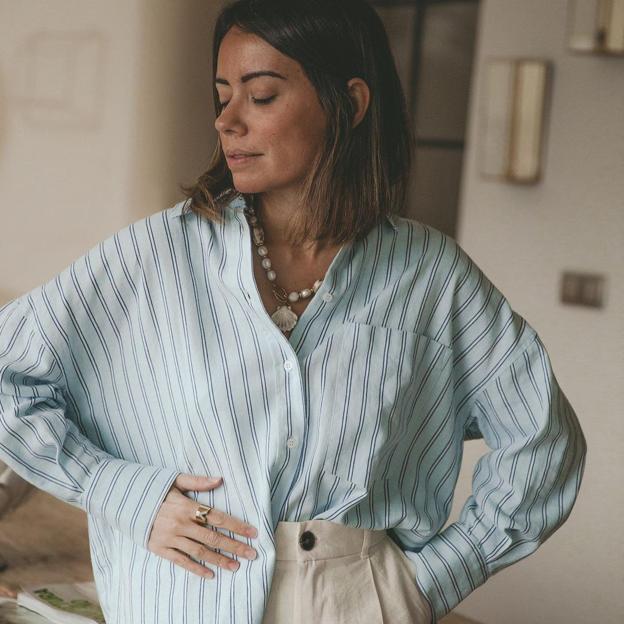 Esta es la camisa masculina de rayas de Zara más elegante de la temporada que puedes llevar con zapatillas