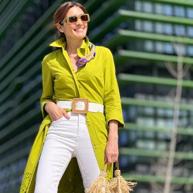 Este es el truco de estilo llevar pantalones blancos en un look favorecedor que rejuvenece a los 50 | Mujer Hoy