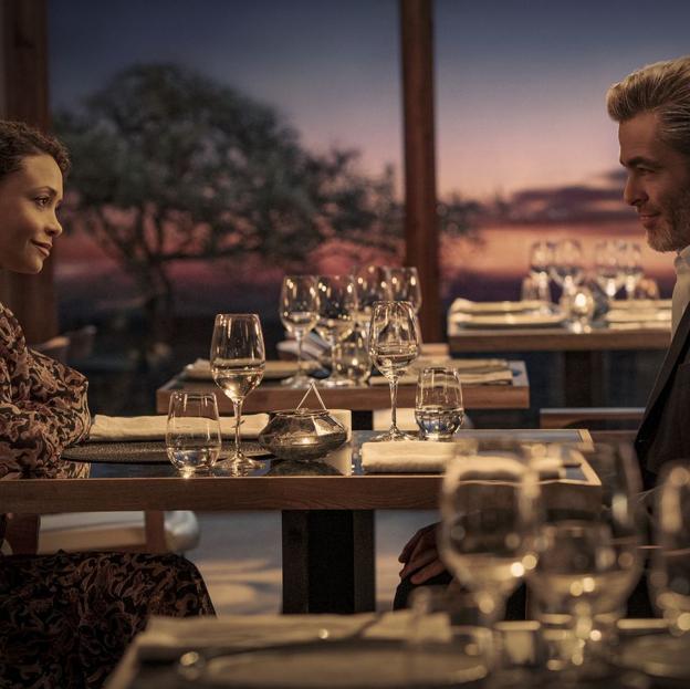 Thandiwe Newton y Chris Pine en una imagen de Una cita con el pasado. 