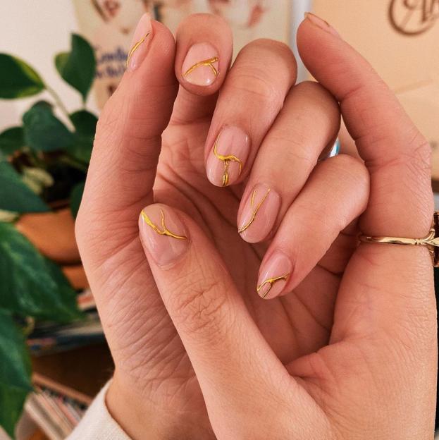 La manicura más natural y favorecedora de la primavera es una que adoran las japonesas y que deja las manos muy bonitas