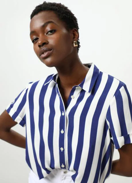 El básico más elegante y favorito de francesas para vestir a diario es una camisa con estampado de rayas que combine con todo | Mujer Hoy