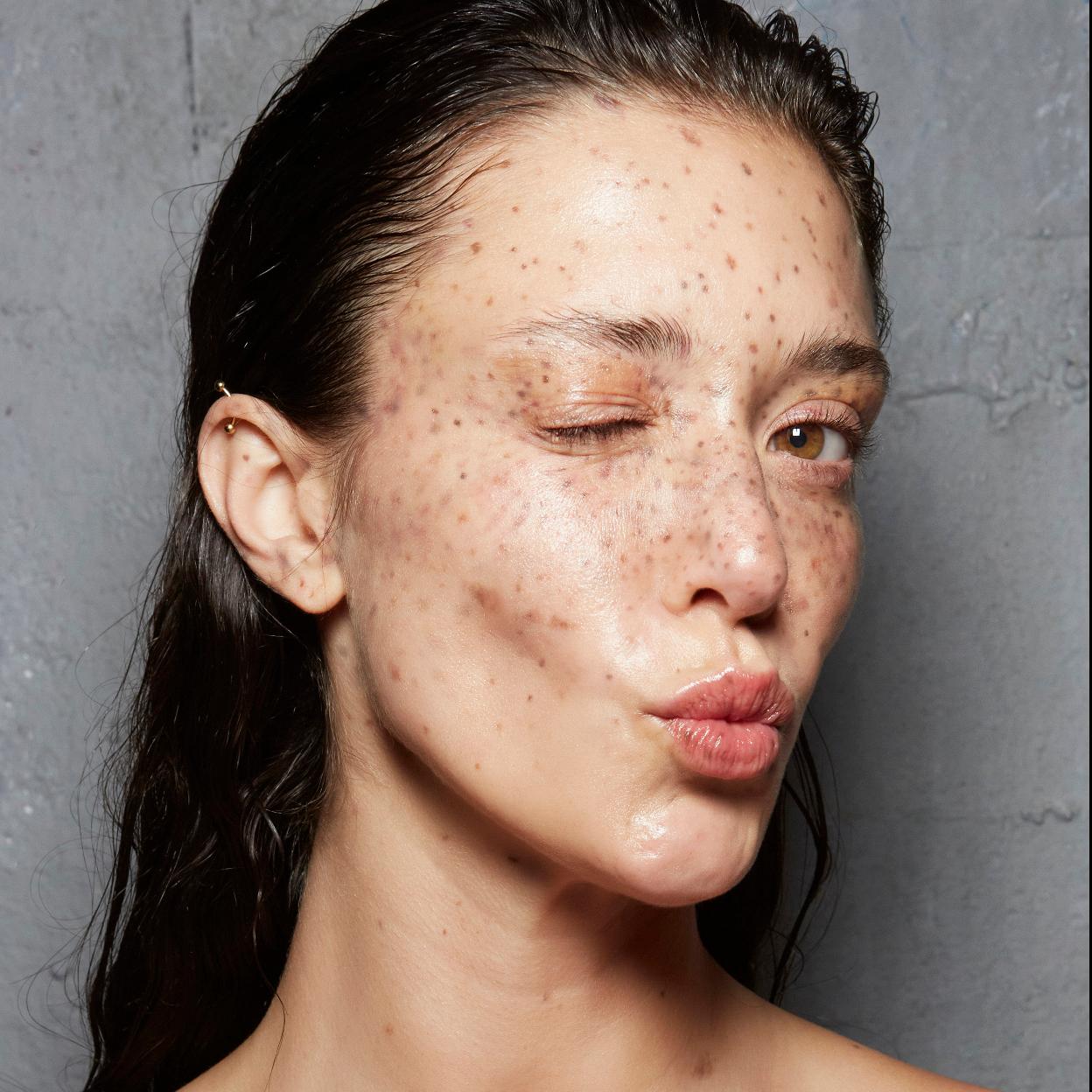 Lavarse la cara en la ducha es un error y esto es lo que podría provocar en la piel ¡palabra de experta! Mujer Hoy Foto foto