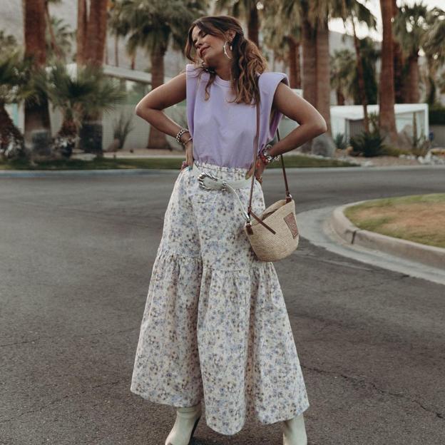 La falda midi que te va a obsesionar desde ya combina genial con la camiseta más loca del low cost