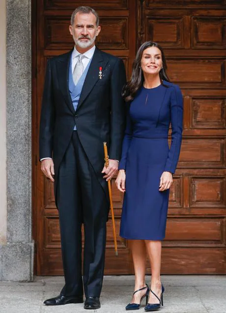 El look elegante y favorecedor de la reina Letizia: un vestido azul marino  que hemos encontrado en Mango por menos de 30 euros en una versión más  ponible | Mujer Hoy