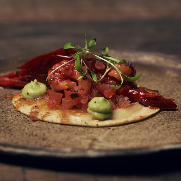 Taco Gobernador con camarón rojo con costra de queso oaxaqueño.