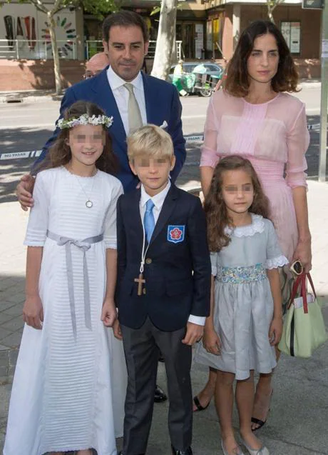 Miguel Báez y Carolina Adriana con sus tres hijos, Olimpia Miguel y Atalanta. 